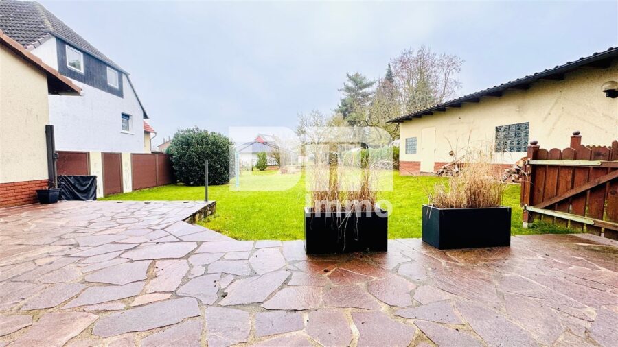 Gepflegtes Ein- bis Zweifamilienhaus + Garage, Terrasse und Balkon auf großem Grundstück - Terrasse / Großer Gartenbereich / vollumzäunt